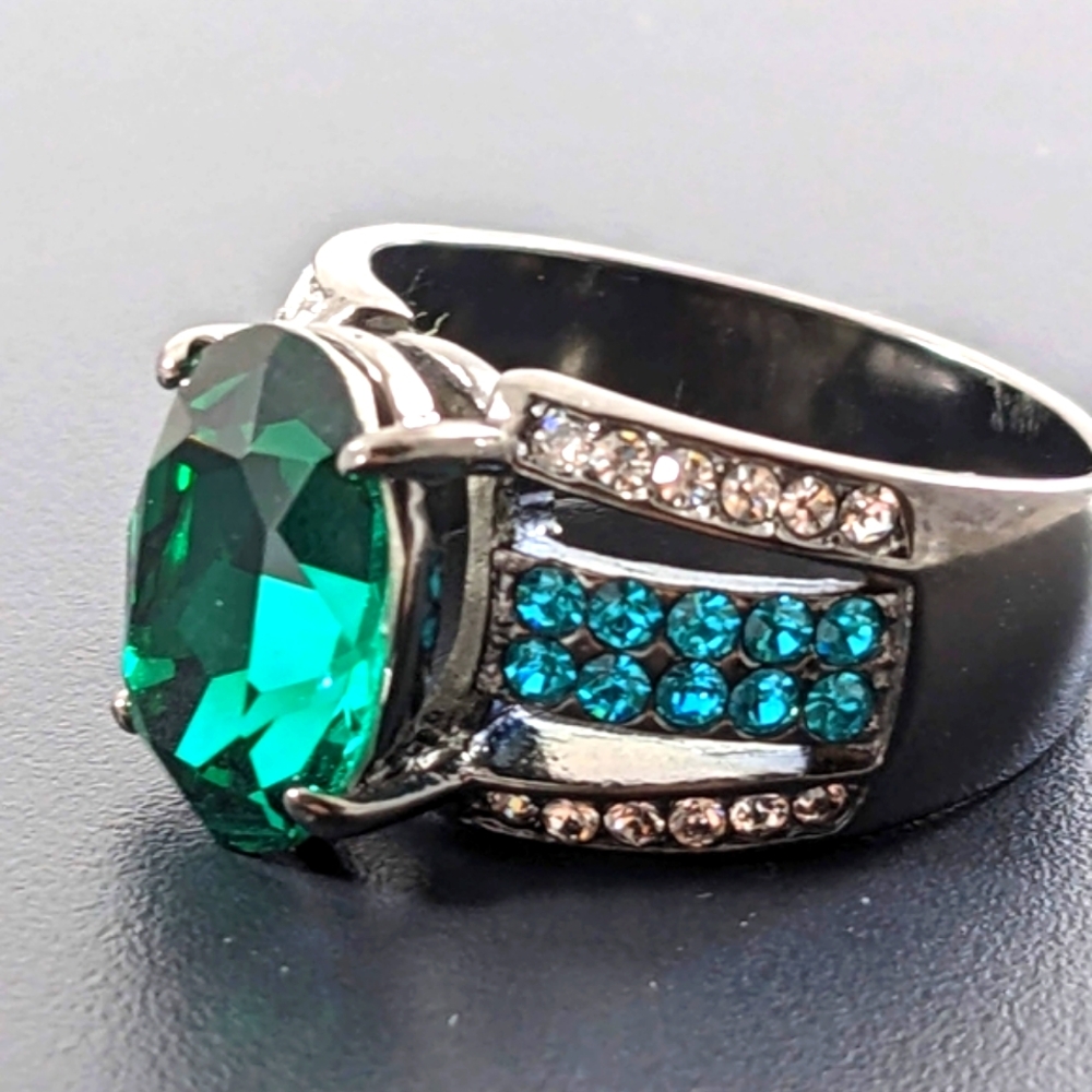 Green & Blue Crystal Cocktail Ring - Picture 3 of 5